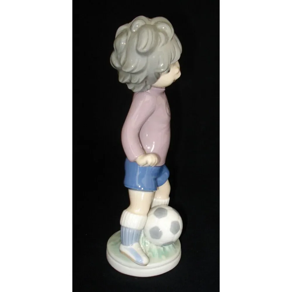 LLADRO Sports Billy Football Player Porcelain Figurine # 5135 Retired 1983 Mint